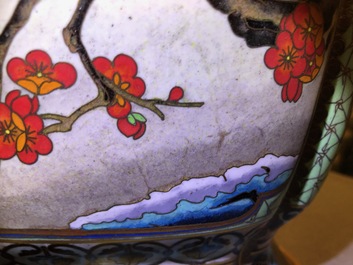 Een paar deels vergulde Chinese cloisonn&eacute; vazen op houten sokkels, 1e helft 20e eeuw