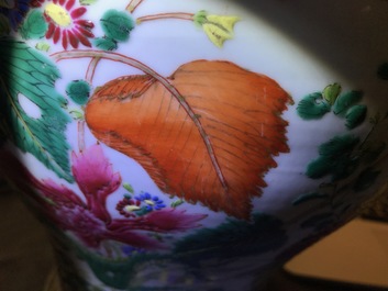 Un vase en porcelaine de Chine famille rose &agrave; d&eacute;cor floral, marque de Qianlong, 18/19&egrave;me