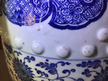 Een Chinese blauwwitte tuinzetel met lotusslingers, Qianlong