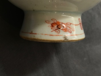 Un aspersoir en rouge de fer et dor&eacute; et une th&eacute;i&egrave;re &agrave; d&eacute;cor mandarin en porcelaine de Chine famille, Kangxi et Qianlong