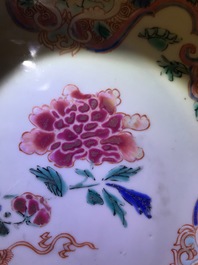 Trois assiettes en porcelaine de Chine famille rose, Yongzheng/Qianlong