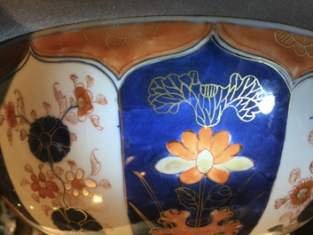 Een paar Chinese Imari-stijl kommen met floraal decor, Yongzheng/Qianlong