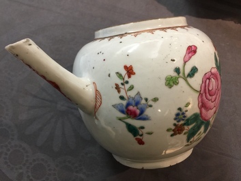 Acht Chinese famille rose borden, een theepot en een sauskom, Qianlong