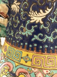 Une paire de vases en porcelaine de Chine famille rose sur fond bleu, 19&egrave;me