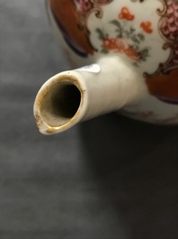 Een Chinese 'melk en bloed' watersprenkelaar en een theepot met mandarijns decor, Kangxi en Qianlong