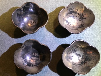 Vijf gelobde Chinese zilveren en laque burgaut&eacute; schotels en vier koppen, 17/18e eeuw