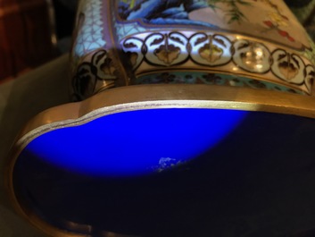 Een paar deels vergulde Chinese cloisonn&eacute; vazen op houten sokkels, 1e helft 20e eeuw