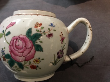 Huit assiettes, une th&eacute;i&egrave;re et une sauci&egrave;re en porcelaine de Chine famille rose, Qianlong