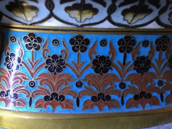 Een paar deels vergulde Chinese cloisonn&eacute; vazen op houten sokkels, 1e helft 20e eeuw