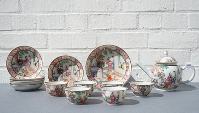 Een Chinees famille rose theeservies met mandarijns decor, Qianlong