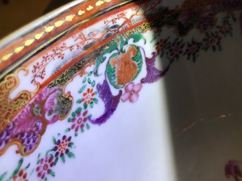 Een Chinese famille rose kom met mandarijns decor, Qianlong