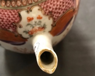 Een Chinese 'melk en bloed' watersprenkelaar en een theepot met mandarijns decor, Kangxi en Qianlong