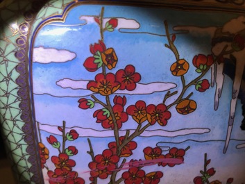 Een paar deels vergulde Chinese cloisonn&eacute; vazen op houten sokkels, 1e helft 20e eeuw