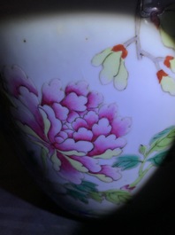 Deux grands pots &agrave; gingembre en porcelaine de Chine famille rose &agrave; d&eacute;cor floral, 19&egrave;me