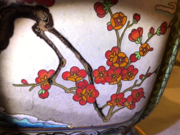 Une paire de vases en &eacute;maux cloisonn&eacute;s et dor&eacute;s sur socles en bois, Chine, 1&egrave;re moiti&eacute; du 20&egrave;me