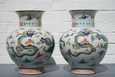 Une paire de vases aux dragons en porcelaine de Chine wucai, marque de Wanli, 19&egrave;me