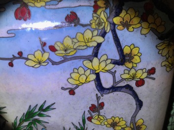 Een paar deels vergulde Chinese cloisonn&eacute; vazen op houten sokkels, 1e helft 20e eeuw