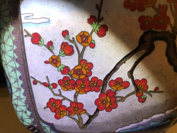 Een paar deels vergulde Chinese cloisonn&eacute; vazen op houten sokkels, 1e helft 20e eeuw