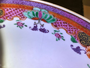 Een Chinese famille rose export porseleinen kom met herten, Qianlong