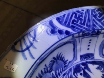 Cinq bols et assiettes en porcelaine de Chine bleu et blanc, Wanli, Tianqi et &eacute;poque Transition