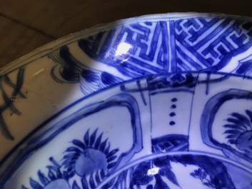 Cinq bols et assiettes en porcelaine de Chine bleu et blanc, Wanli, Tianqi et &eacute;poque Transition