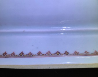 Een Chinese gemonogrammeerde famille rose dekselterrine op onderschotel, Qianlong