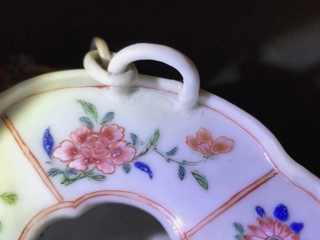 Een zeldzaam Chinees ajour bewerkt famille rose mandje met hangketting, Yongzheng/Qianlong