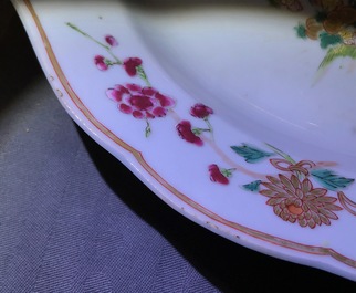 Six assiettes et une tasse et soucoupe en porcelaine de Chine famille rose, Yongzheng/Qianlong