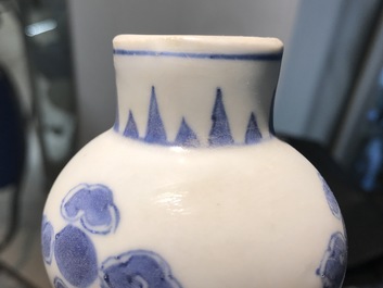 Un vase de forme bouteille du Hatcher cargo en porcelaine de Chine bleu et blanc, &eacute;poque Transition