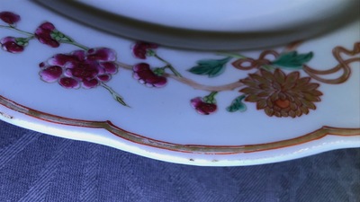 Six assiettes et une tasse et soucoupe en porcelaine de Chine famille rose, Yongzheng/Qianlong