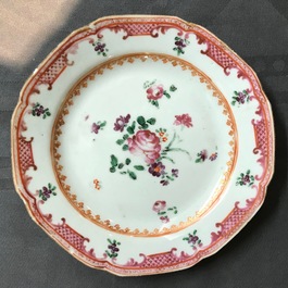 Un service de 44 pi&egrave;ces en porcelaine de Chine famille rose, Qianlong