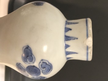 Un vase de forme bouteille du Hatcher cargo en porcelaine de Chine bleu et blanc, &eacute;poque Transition