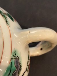 Une th&eacute;i&egrave;re en porcelaine de Chine famille verte &agrave; d&eacute;cor d'un ph&eacute;nix, Kangxi