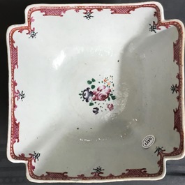 Un service de 44 pi&egrave;ces en porcelaine de Chine famille rose, Qianlong