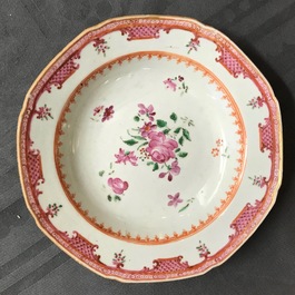 Un service de 44 pi&egrave;ces en porcelaine de Chine famille rose, Qianlong