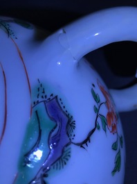 Une th&eacute;i&egrave;re en porcelaine de Chine famille verte &agrave; d&eacute;cor d'un ph&eacute;nix, Kangxi