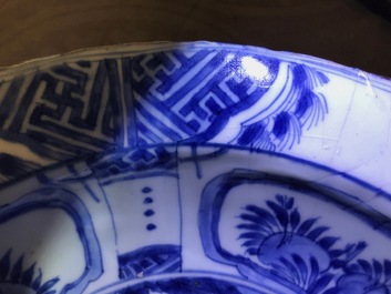 Cinq bols et assiettes en porcelaine de Chine bleu et blanc, Wanli, Tianqi et &eacute;poque Transition