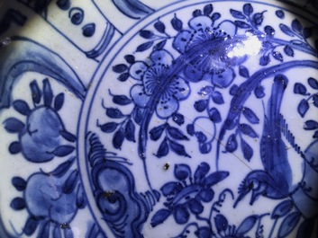 Cinq bols et assiettes en porcelaine de Chine bleu et blanc, Wanli, Tianqi et &eacute;poque Transition