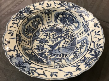 Cinq bols et assiettes en porcelaine de Chine bleu et blanc, Wanli, Tianqi et &eacute;poque Transition