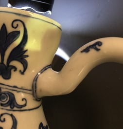 Une verseuse et une bouteille en porcelaine de Chine bleu et blanc, &eacute;poque Transition et Wanli