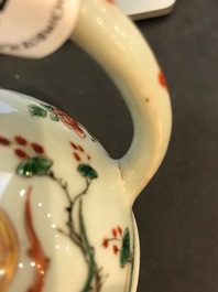 Een Chinese famille verte theepot met decor van een feniks, Kangxi