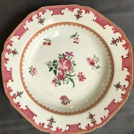 Un service de 44 pi&egrave;ces en porcelaine de Chine famille rose, Qianlong