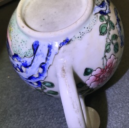 Une th&eacute;i&egrave;re couverte en porcelaine de Chine famille rose, Yongzheng