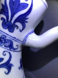 Een Chinese blauwwitte kan met landschapsdecor en een fles met symbooldecor, Transitie periode en Wanli