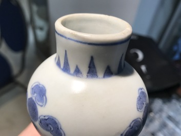 Un vase de forme bouteille du Hatcher cargo en porcelaine de Chine bleu et blanc, &eacute;poque Transition