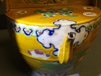 Un pot &agrave; eau en porcelaine de Chine de type sancai &agrave; d&eacute;cor floral, 18/19&egrave;me