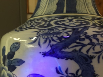 Un grand vase en porcelaine de Chine bleu et blanc &agrave; d&eacute;cor d'une dame et calligraphie, 19&egrave;me