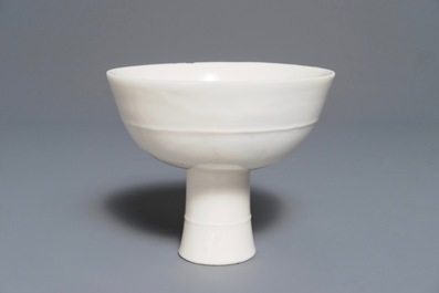 Une coupe sur piedouche en porcelaine blanc de Chine, Wanli ou &eacute;poque Transition