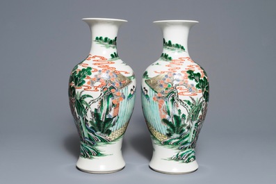 Une paire de vases en porcelaine de Chine famille verte, 19&egrave;me