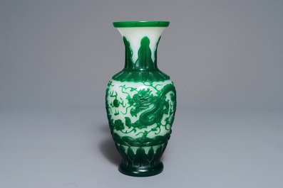 Un vase en verre de P&eacute;kin vert sur fond blanc, Chine, marque de Qianlong, 19&egrave;me